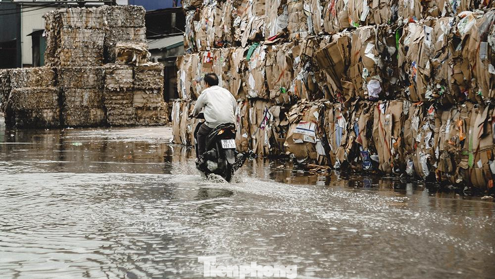 Còn những ngày nắng, có những chỗ trũng nước đen ngập đến mắt cá là chuyện bình thường