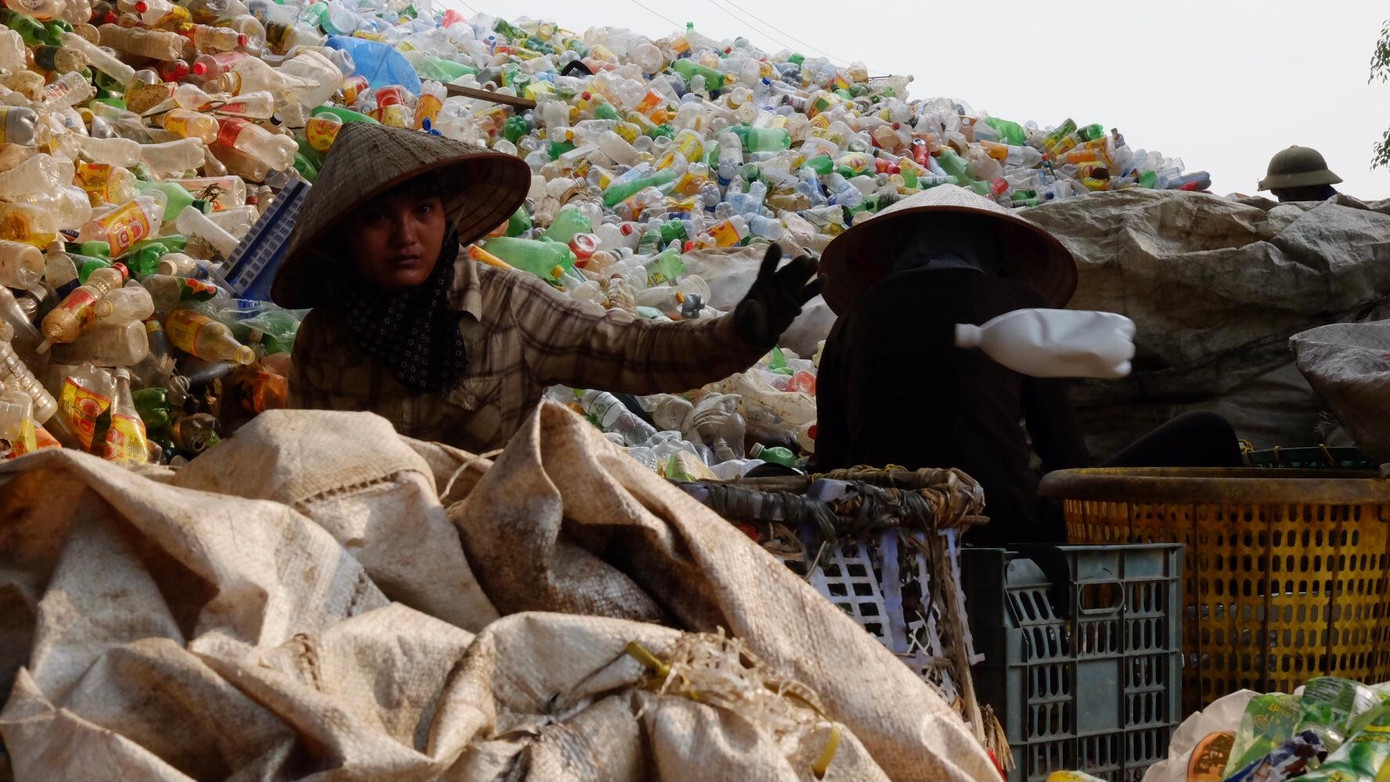 Sau khi thu gom về, rác phế phẩm sẽ được chọn lọc...