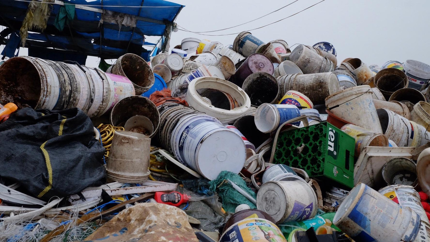 Là nguồn xử lý phế liệu lớn nhất thủ đô nên rác thải nhựa ở đây có đủ loại từ thùng phi, chai lọ, dây điện, ống nước...