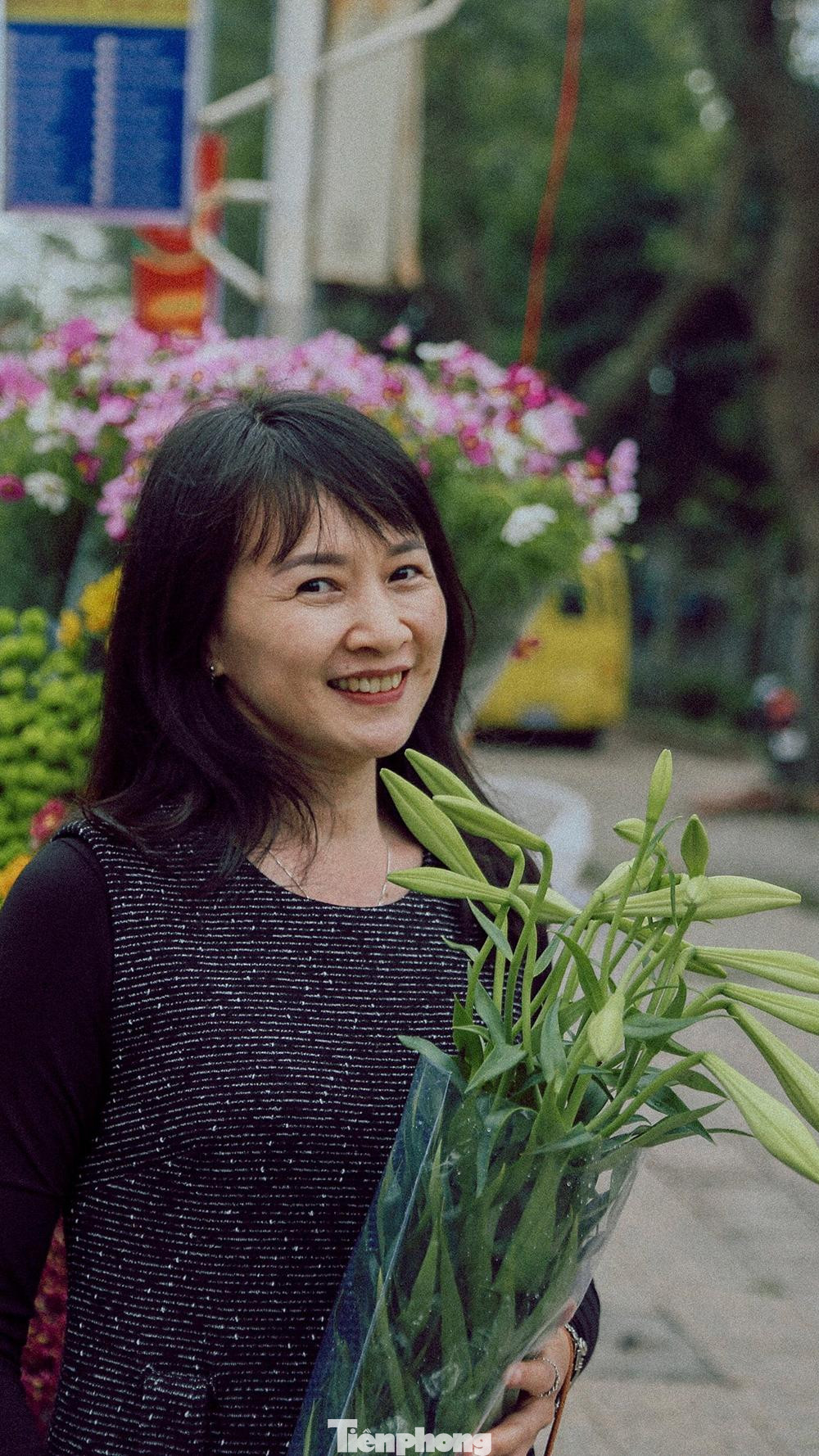 "Mình thích hoa loa kèn lắm, chẳng cần phải màu sắc gì mà vẫn nổi bật. Mình chỉ đợi đến mùa để ra mua cắm một lọ trong nhà giá vừa phải chăng mà rất đẹp" Cô T chia sẻ. "Mình thích hoa loa kèn lắm, chẳng cần phải màu sắc gì mà vẫn nổi bật. Mình chỉ đợi đến mùa để ra mua cắm một lọ trong nhà giá vừa phải chăng mà rất đẹp" Cô T chia sẻ.