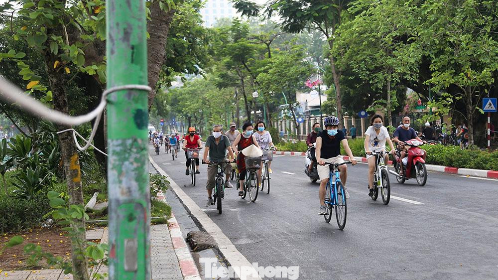 Chiều 8/7, UBND TP Hà Nội đã ban hành văn bản yêu cầu các sở, ban, ngành thành phố, chủ tịch các UBND các quận, huyện, thị xã lập tức thực hiện một số quy định về tăng cường biện pháp, phòng dịch. Trong đó có quyết định: Từ 18h00 ngày 8/7/2021 tạm dừng các hoạt động thể dục, thể thao ngoài trời cho đến khi có thông báo mới của UBND Thành phố. Tuy nhiên, ở ven Hồ Tây, phố đi bộ, công viên Thống Nhất... vẫn diễn ra tình trạng người dân đổ ra đường tập thể thao.