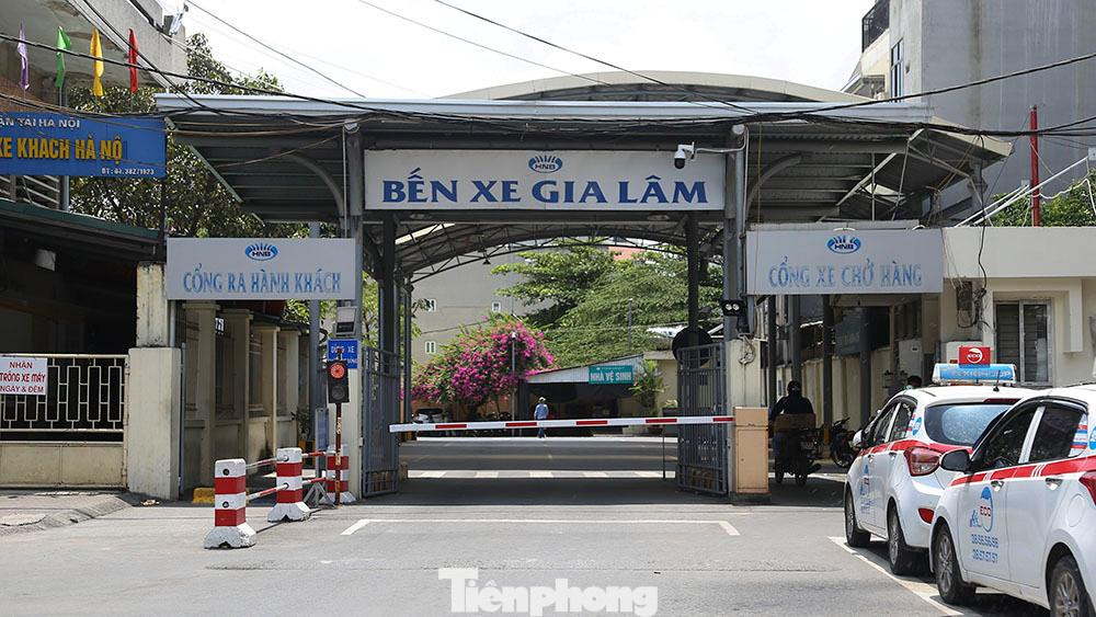 Hình ảnh Bến xe Gia Lâm vắng lặng giữa đợt dịch COVID -19 bùng phát .