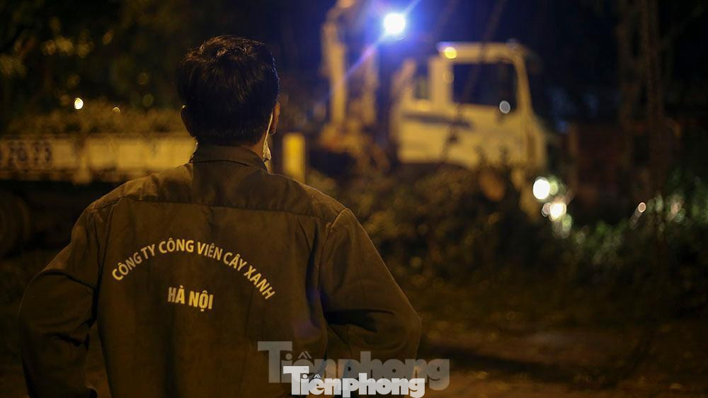 Sau mỗi buổi thu dọn xong là những tiếng thở của sự mệt mỏi, những tiếng cười và những lời động viên cùng cố gắng vì sự an toàn của người dân của mỗi công nhân cây xanh Hà Nội.