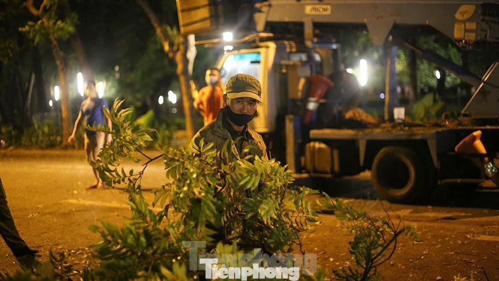 Chú Cường, công nhân của công ty công viên cây xanh chia sẻ: “Cắt tỉa cây xanh cả đêm, trong điều kiện mưa to, gió lớn nên công nhân không chỉ đối mặt với khó khăn, vất vả mà còn rất nguy hiểm"