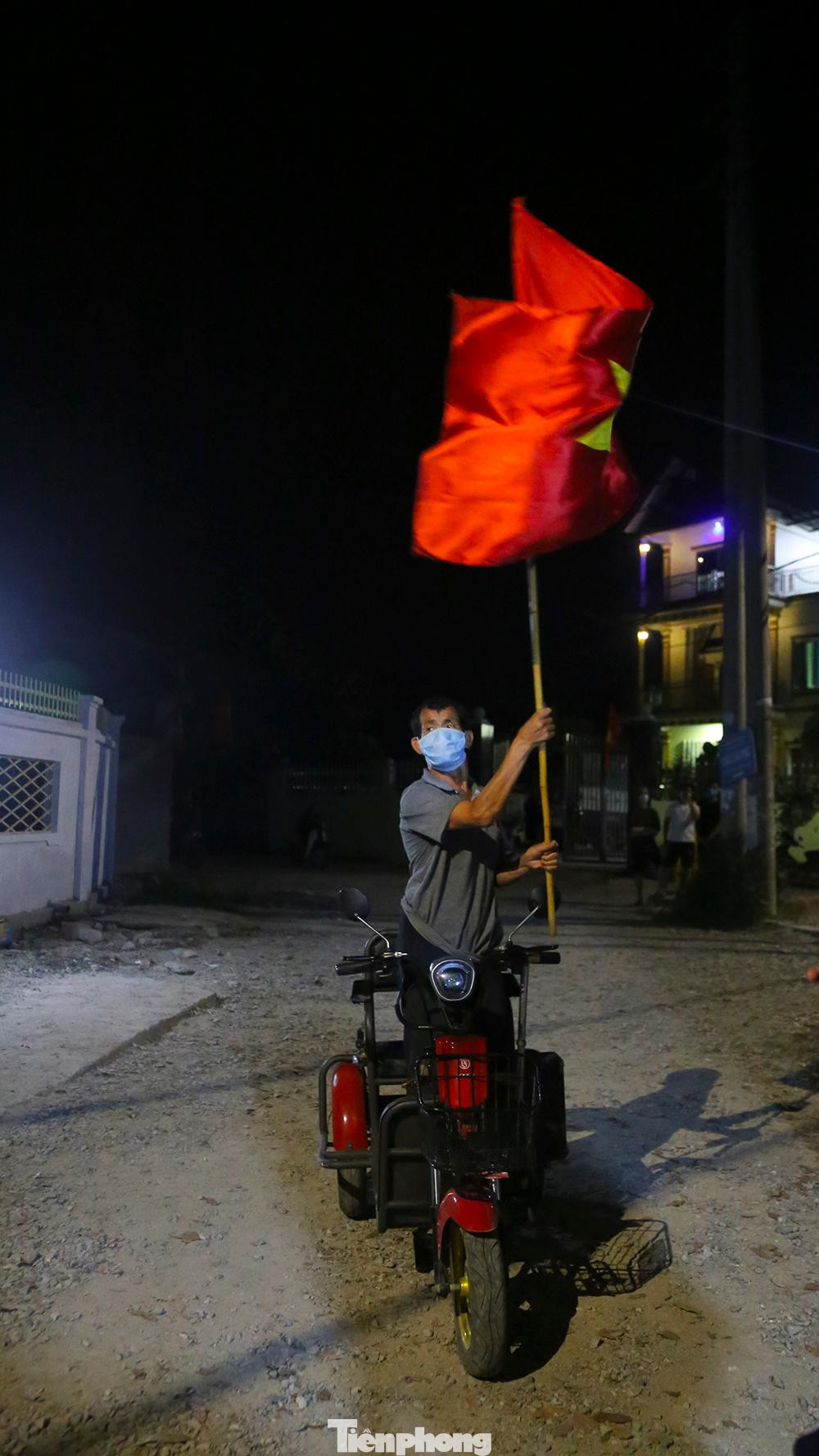 Dù phải đi lại bằng xe lăn điện nhưng bác vẫn ra chung vui và cố gắng phất cao ngọn cờ của đất nước. Dù phải đi lại bằng xe lăn điện nhưng bác vẫn ra chung vui và cố gắng phất cao ngọn cờ của đất nước.