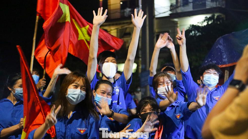 Các bạn đoàn viên thanh niên vô cùng háo hức đón chờ khoảnh khắc này. Các bạn đoàn viên thanh niên vô cùng háo hức đón chờ khoảnh khắc này.