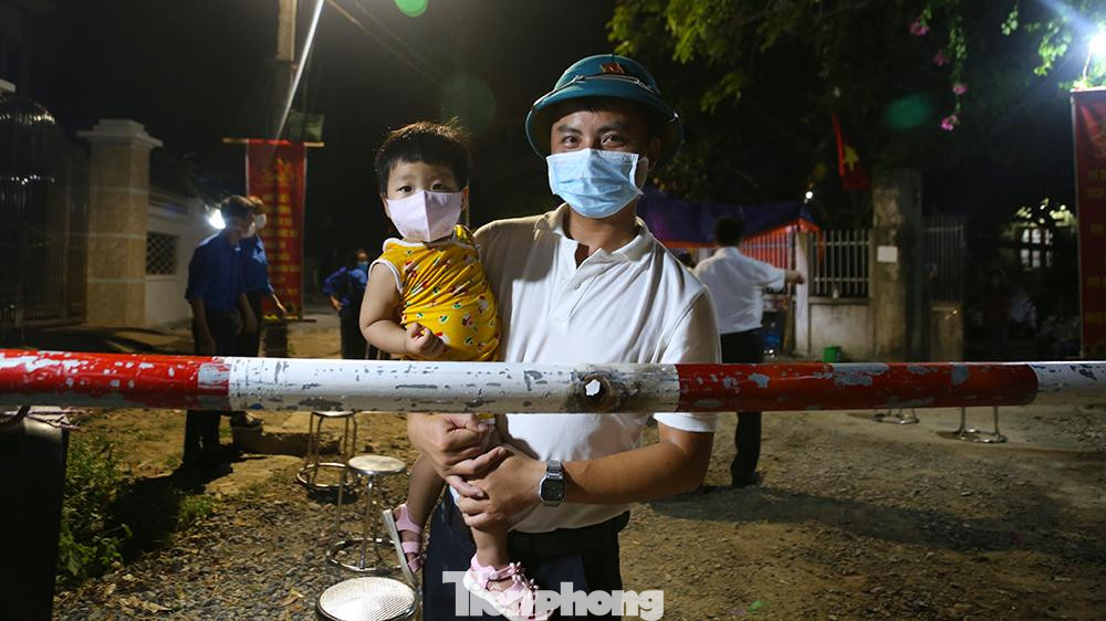 Nhiều phụ huynh cho con nhỏ ra để đón chờ giây phút tháo giỡ lệnh phong tỏa này. Nhiều phụ huynh cho con nhỏ ra để đón chờ giây phút tháo giỡ lệnh phong tỏa này.
