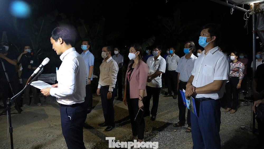 Các cấp, lãnh đạo huyện Đông Anh đến trao quyết định. Các cấp, lãnh đạo huyện Đông Anh đến trao quyết định.