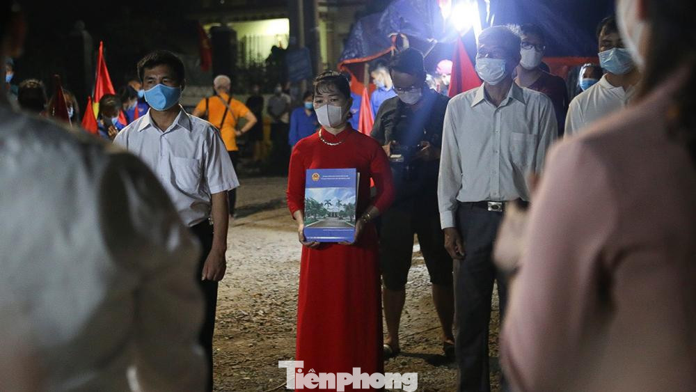 Quyết định gỡ bỏ phong tỏa được trao cho các cấp chính quyền thôn Lỗ Giao. Quyết định gỡ bỏ phong tỏa được trao cho các cấp chính quyền thôn Lỗ Giao.