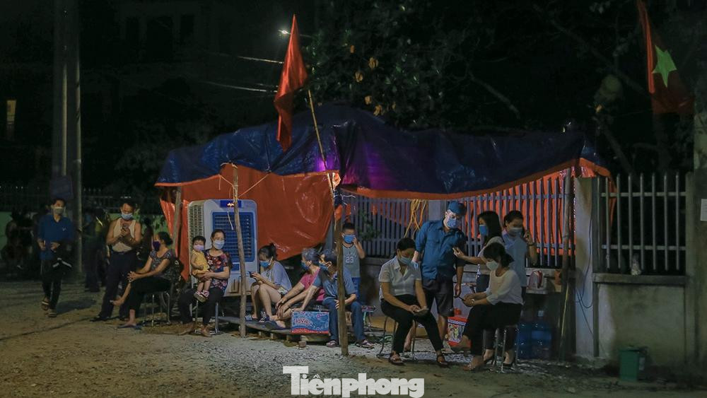 Người dân Lỗ Giao ngồi chờ đến khoảnh khắc gỡ bỏ quyết định. Người dân Lỗ Giao ngồi chờ đến khoảnh khắc gỡ bỏ quyết định.