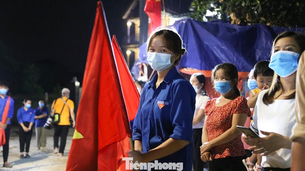 Bạn Hoàng Thị Huyền- bí thư chi đoàn thôn Lỗ Giao chia sẻ:" Thực sự giây phút này mình cảm thấy rất vui và ý nghĩa và mình cùng xin được gửi lời cảm ơn tới các bạn đoàn viên không ngại thời tiết oi bức trông chốt dịch 24/24 và một lòng quyết tâm chống dịch của người dân trong thôn." Bạn Hoàng Thị Huyền- bí thư chi đoàn thôn Lỗ Giao chia sẻ:" Thực sự giây phút này mình cảm thấy rất vui và ý nghĩa và mình cùng xin được gửi lời cảm ơn tới các bạn đoàn viên không ngại thời tiết oi bức trông chốt dịch 24/24 và một lòng quyết tâm chống dịch của người dân trong thôn."