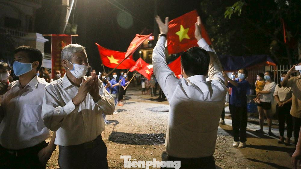 Những người dân Lỗ Giao bước qua hàng rào an ninh sau thời gian cách ly. Những người dân Lỗ Giao bước qua hàng rào an ninh sau thời gian cách ly.