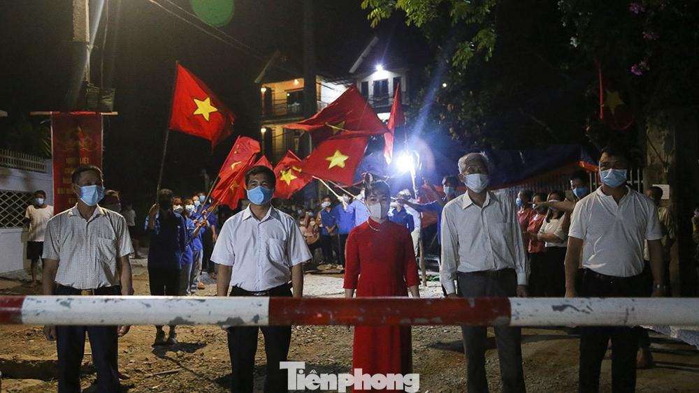 Các cấp, chính quyền thôn đứng chờ nhận quyết định. Các cấp, chính quyền thôn đứng chờ nhận quyết định.