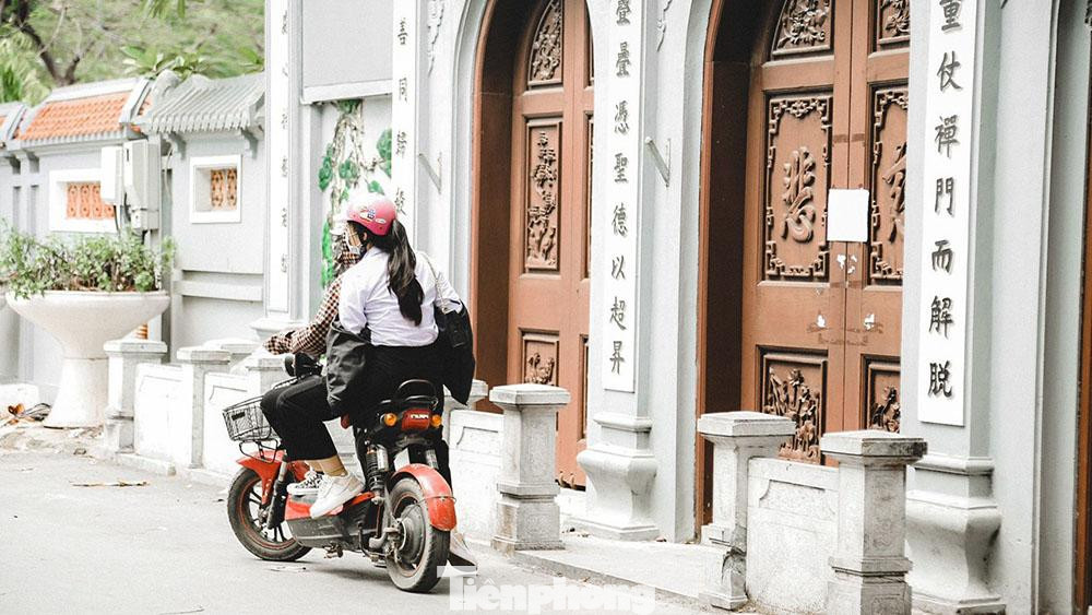 Nhiều bạn sinh viên đành ngậm ngùi đi về khi chùa Hà đóng cửa. Nhiều bạn sinh viên đành ngậm ngùi đi về khi chùa Hà đóng cửa.