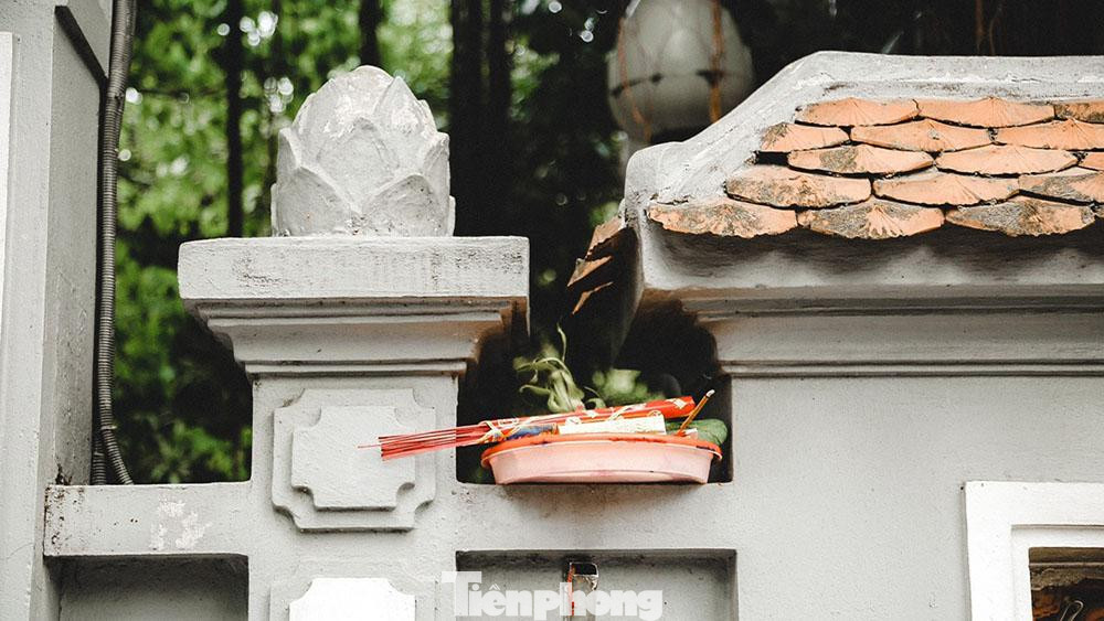 Còn có cả những người đặt lễ vật của mình tại những khe của cổng đình, chùa để tỏ lòng thành kính. Còn có cả những người đặt lễ vật của mình tại những khe của cổng đình, chùa để tỏ lòng thành kính.