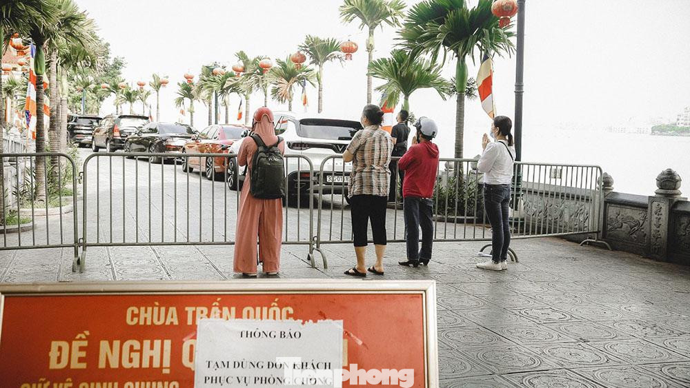 Chùa Trấn Quốc, đã dán biển đóng cửa và bố trí lực lượng an ninh tại chỗ, nhắc nhở người dân không tới lễ. Chùa Trấn Quốc, đã dán biển đóng cửa và bố trí lực lượng an ninh tại chỗ, nhắc nhở người dân không tới lễ.