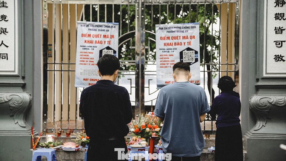 Nhiều di tích có để mã QR để người dân tới lễ chùa khai báo y tế. Nhiều di tích có để mã QR để người dân tới lễ chùa khai báo y tế.