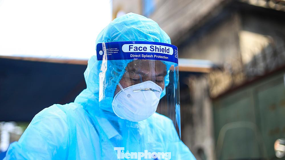 Khoảng 16 giờ ngày 2/8, công tác lấy mẫu xét nghiệm đã khẩn trương tiến hành. 104 người dân sống trong tổ 21 rất hợp tác với lực lượng y tế.