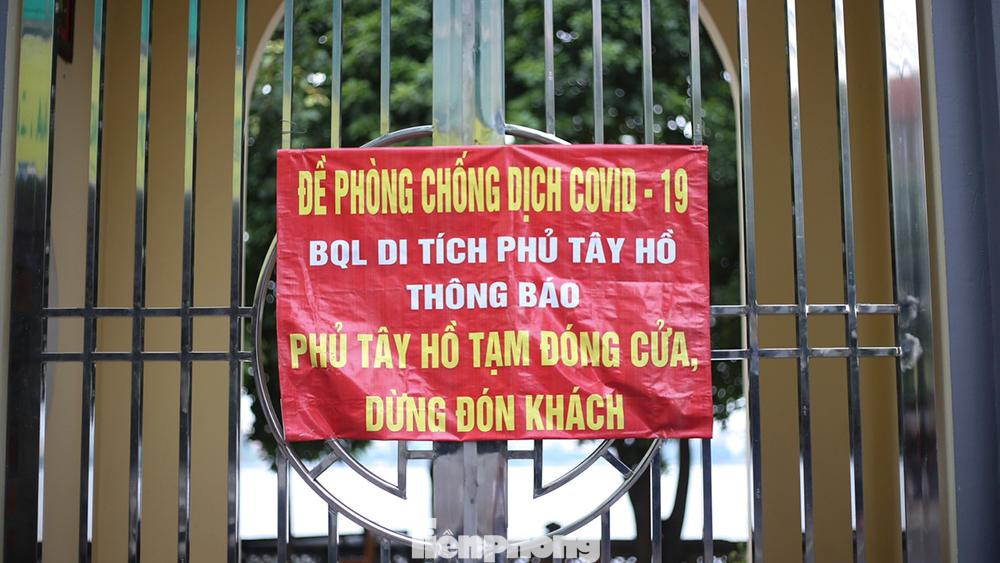 Kể cả Phủ Tây Hồ đã đóng cửa trong lúc dịch bệnh COVID-19 đang diễn biến phức tạp, vẫn có nhiều người dân đến vái vọng, cúng lễ ngoài cổng phủ vào những ngày mùng một hay ngày rằm hàng tháng.