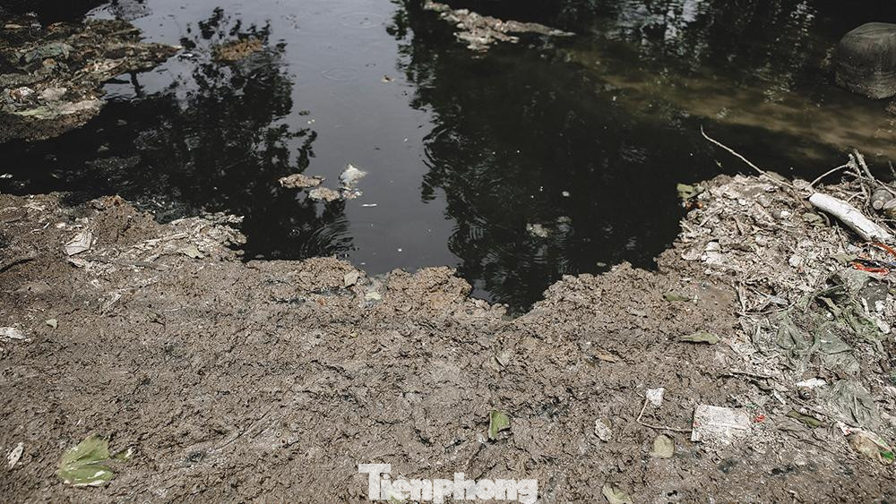 Sông Ngũ Huyện Khê có tổng chiều dài 24 km, vốn là con sông cung cấp nước tưới tiêu cho các hộ dân thuộc TP Bắc Ninh, thị xã Từ Sơn, huyện Yên Phong, Tiên Du (Bắc Ninh). Từ nhiều năm trước, với chủ trương phát triển công nghiệp nhẹ, tiểu thủ công nghiệp, làng nghề của tỉnh phát triển nhanh chóng theo cấp số nhân. Tất cả nước thải được các cụm thải trực tiếp ra cống, chảy xuôi theo hệ thống mương, rãnh ra sông