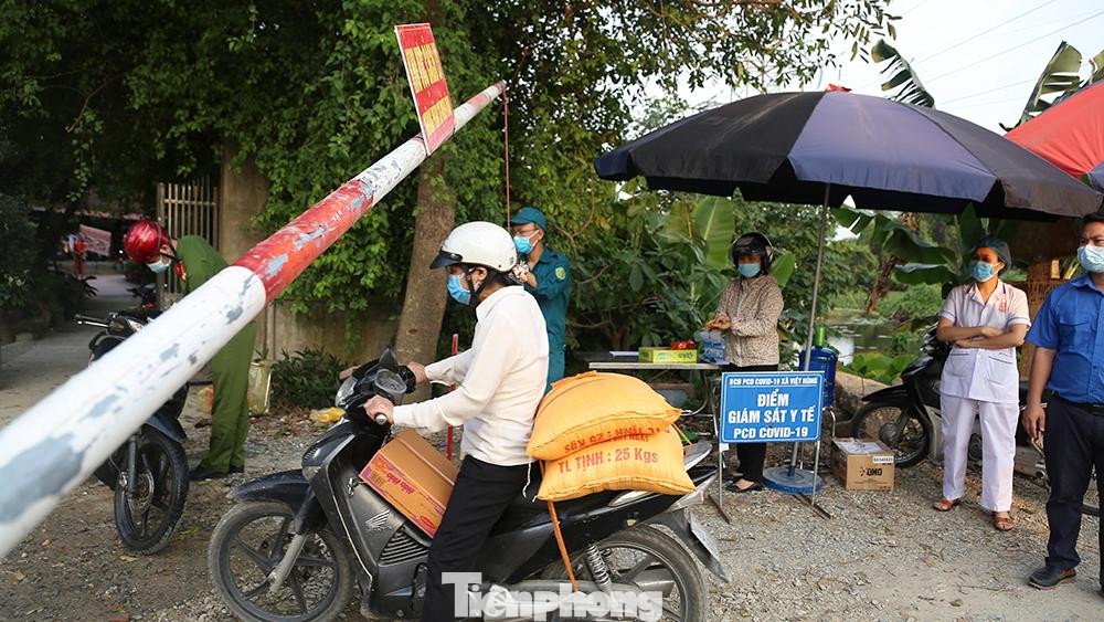 Nhiều người dân đã tranh thủ mua gạo tích trữ cho đợt phong tỏa này. Nhiều người dân đã tranh thủ mua gạo tích trữ cho đợt phong tỏa này.