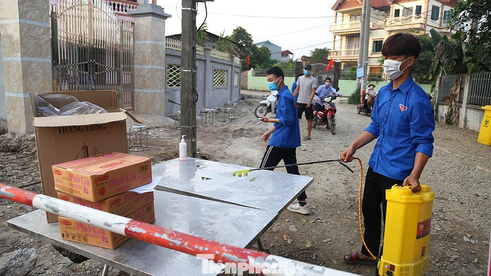 Đồ ăn được đưa vào cũng phải qua khử trùng để đảm bảo an toàn. Đồ ăn được đưa vào cũng phải qua khử trùng để đảm bảo an toàn.