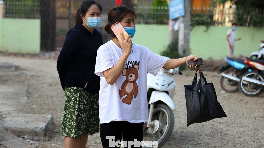 Nhiều người dân trong thôn lo lắng gọi điện cho gia đình. Nhiều người dân trong thôn lo lắng gọi điện cho gia đình.