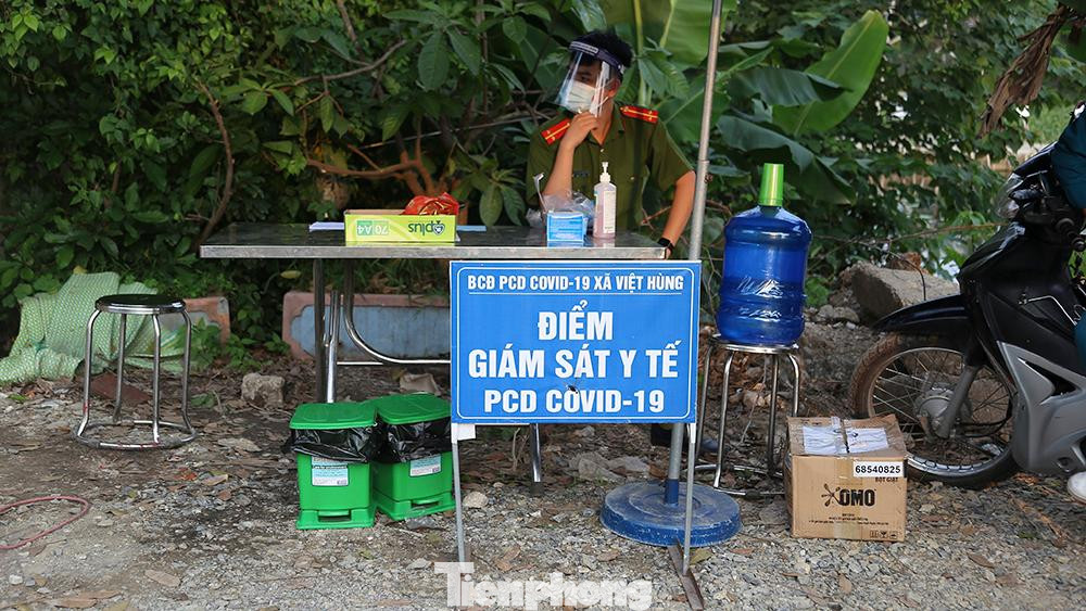 Ngay sau khi nhận được tin lực lượng chức năng khẩn trương lập chốt, phong toả toàn bộ thôn Lỗ Giao, nơi ở của hai bệnh nhân kể trên Ngay sau khi nhận được tin lực lượng chức năng khẩn trương lập chốt, phong toả toàn bộ thôn Lỗ Giao, nơi ở của hai bệnh nhân kể trên