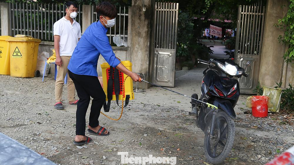 Tẩt cả những người muốn vào khu vực phong toả nằm trên địa bàn thôn Lỗ Giao (Việt Hùng, Đông Anh, Hà Nội) phải thực hiện khai báo thông tin và thực hiện cách ly 14 ngày theo quy định của Bộ Y tế. Tẩt cả những người muốn vào khu vực phong toả nằm trên địa bàn thôn Lỗ Giao (Việt Hùng, Đông Anh, Hà Nội) phải thực hiện khai báo thông tin và thực hiện cách ly 14 ngày theo quy định của Bộ Y tế.