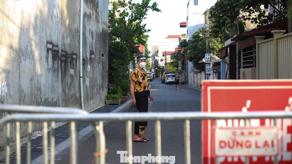 Để đảm bảo phòng chống dịch, UBND huyện Đông Anh yêu cầu phong toả tạm thời khu vực Tổ 21 và các hẻm có liên quan để thiết lập khu vực cách ly y tế.