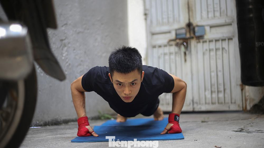 Thay vì đến phòng tập, Minh sẽ đến tận nhà hướng dẫn. Tuy nhiên sau Chỉ thị 16, mọi việc đi lại của Minh phải dừng lại hoàn toàn. Mỗi buổi luyện tập chỉ là khoảng sân bé và vài ba dụng cụ như dây nhảy, xà, bao đấm.