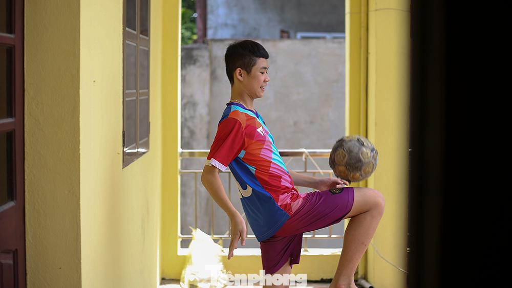 Cường mê bóng lắm, nhưng vì dịch, sân bóng của em chỉ thu nhỏ lại bằng khoảng hiên của tầng 2 sau mỗi giờ học căng thẳng. “Ngày trước nghỉ ở nhà, không quen, em chán lắm. Giờ đỡ hơn rồi, hai anh em lúc nào cũng tự nghĩ ra trò để chơi”, Cường kể lại.