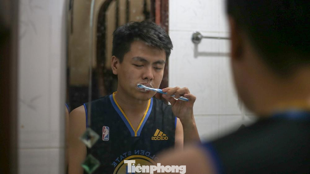 Quốc Anh chia sẻ: "Trước đây công việc của mình rất bận, thường phải thức khuya và dậy sớm để đi làm. Nhưng từ ngày giãn cách, nhiều dự án tạm dừng, mình làm online tại nhà nên được dậy muộn hơn và có nhiều thời gian rảnh bên gia đình."