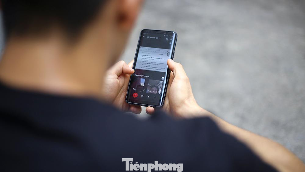 Để đảm bảo được kinh tế, Minh phải tập chuyển sang hình thức dạy online giám sát và hướng dẫn mọi người tập luyện.