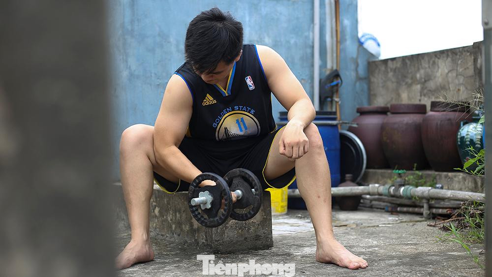"Trước đây, cứ đi làm về là mình lại đến phòng Gym để tập. Nhưng sau lệnh đóng cửa và giãn cách, mình chọn sân thượng trở thành nơi tập mới, vừa thoáng mát mà vẫn đảm bảo được sức khỏe",