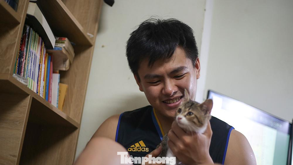 Tạm dừng công việc, Quốc Anh quay lại với cuộc sống ngày thường trong căn phòng nhỏ và chơi đùa với chú mèo tên Min.