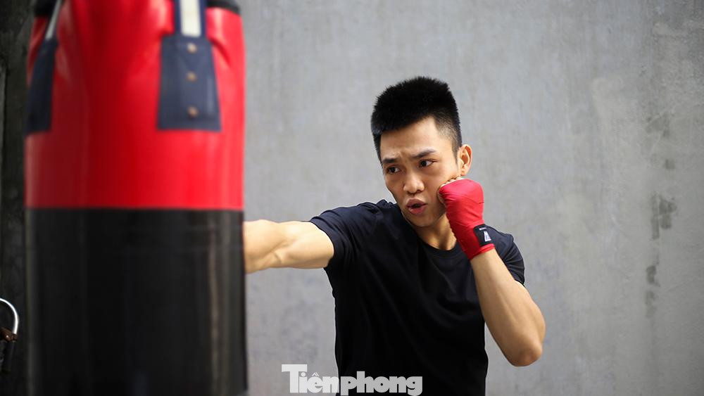 Nguyễn Quang Minh (24 tuổi) là huấn luyện viên thể hình làm việc và sinh sống tại Hà Nội. Đặc thù công việc là hướng dẫn trực tiếp mọi người tập luyện, ngày nào cậu cũng trở về phòng lúc 10h tối. Từ khi dịch COVID-19 bùng phát trở lại, thời gian biểu của Minh có chút xáo trộn.