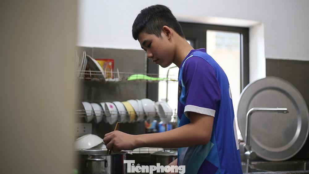 Còn đối với Quốc Cường, 14 tuổi (Đông Anh, Hà Nội). Năm nay Cường lên lớp 9, khối lượng học dày đặc để ôn thi vào 10. Tuy nhiên, những ngày giãn cách, lượng công việc của cả mẹ và bố đều tăng lên vì nhiều người về quê. Chính vì thế, Cường phải đảm nhận cả công việc nấu cơm và trông em giúp bố mẹ.