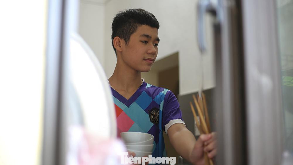 Nam sinh chia sẻ :"Mấy hôm đầu nấu cơm còn bị chê, nhưng sau vài ngày mọi người đều khen cơm em nấu ngon, nhất là ông nội".