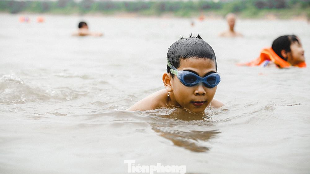 Nhiều trẻ em được trang bị đầy đủ phao bơi, kính bơi, nhưng cũng có những em nhỏ dù nguy hiểm bơi xa bờ không mang kèm đồ bảo hộ nào. Nhiều trẻ em được trang bị đầy đủ phao bơi, kính bơi, nhưng cũng có những em nhỏ dù nguy hiểm bơi xa bờ không mang kèm đồ bảo hộ nào.