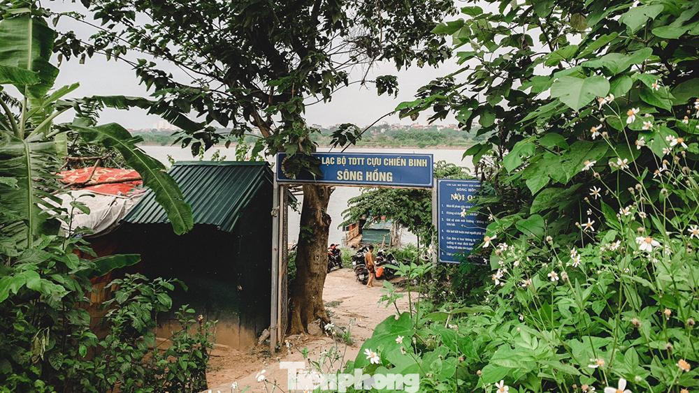 Bãi tắm cựu chiến binh, một trong những địa điểm nơi người dân "giải nhiệt" nằm ở bãi giữa sông Hồng Bãi tắm cựu chiến binh, một trong những địa điểm nơi người dân "giải nhiệt" nằm ở bãi giữa sông Hồng