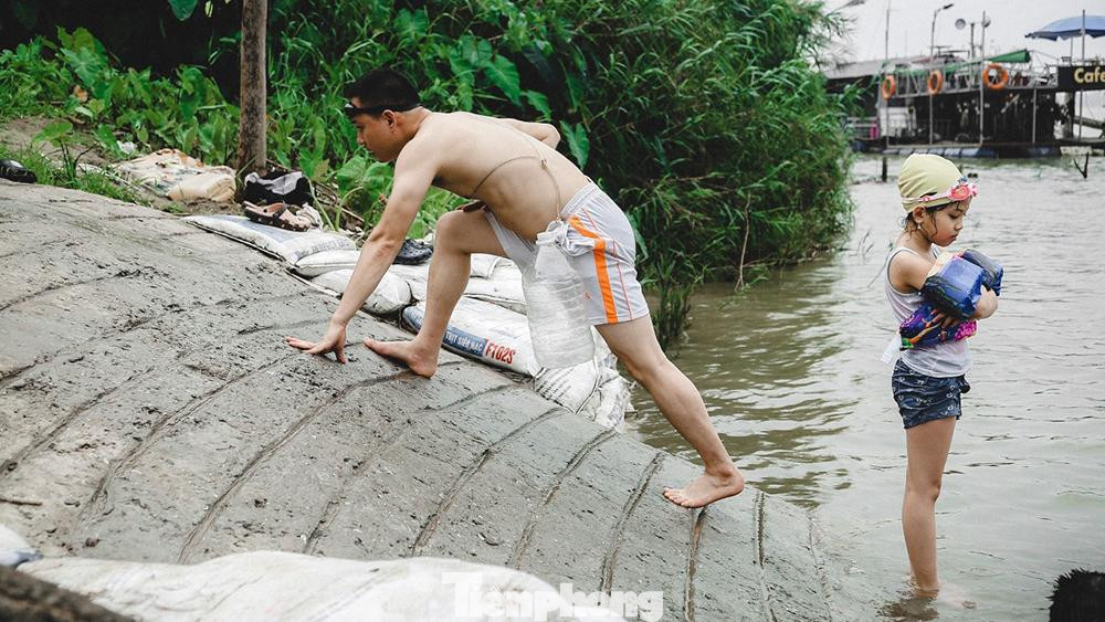Anh Huy (Long Biên-Hà Nội) cho hay:" Mình cũng mới được biết đến bãi tắm này vì đợt này bể bơi đóng cửa hết nên cho con gái ra đây bơi thấy không khí rất thoãng đãng, cháu cũng có thêm một chỗ vui chơi mới" . Anh Huy (Long Biên-Hà Nội) cho hay:" Mình cũng mới được biết đến bãi tắm này vì đợt này bể bơi đóng cửa hết nên cho con gái ra đây bơi thấy không khí rất thoãng đãng, cháu cũng có thêm một chỗ vui chơi mới" .