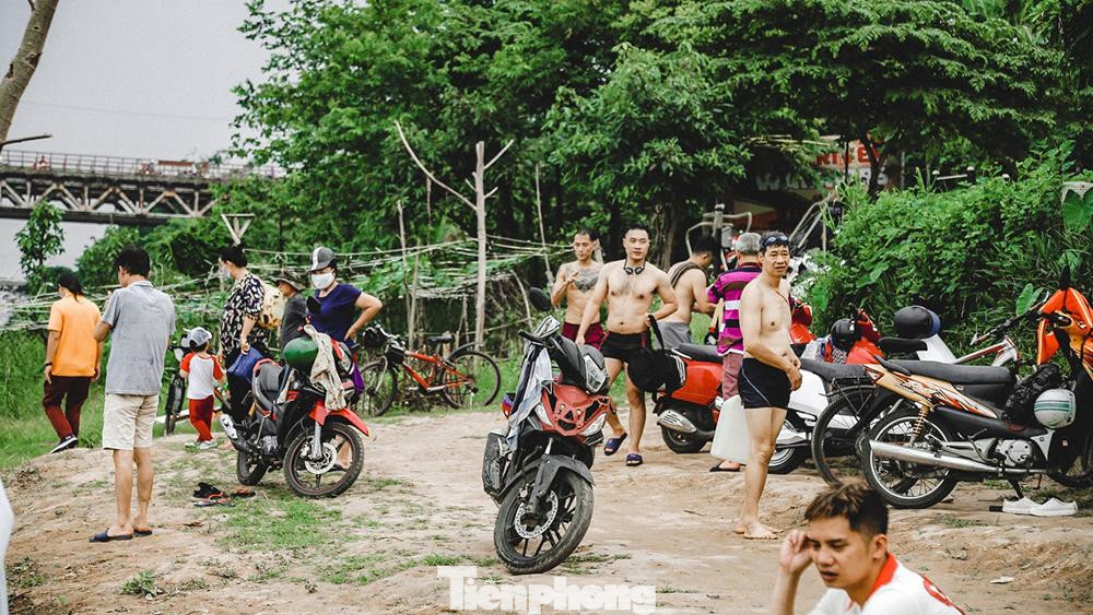 Không có cơ quan chức năng quản lý, không mất tiền vé vào nên người dân đổ xuống đây bơi mỗi chiều ngày một đông. Không có cơ quan chức năng quản lý, không mất tiền vé vào nên người dân đổ xuống đây bơi mỗi chiều ngày một đông.