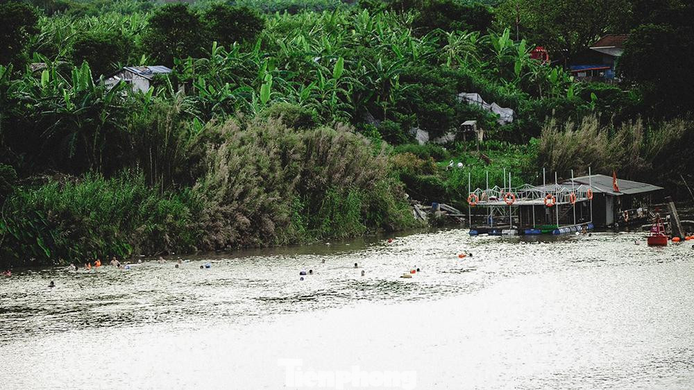 Mỗi buổi chiều, người dân Thủ đô Hà Nội lại ra sông Hồng tắm giải nhiệt. Mỗi buổi chiều, người dân Thủ đô Hà Nội lại ra sông Hồng tắm giải nhiệt.