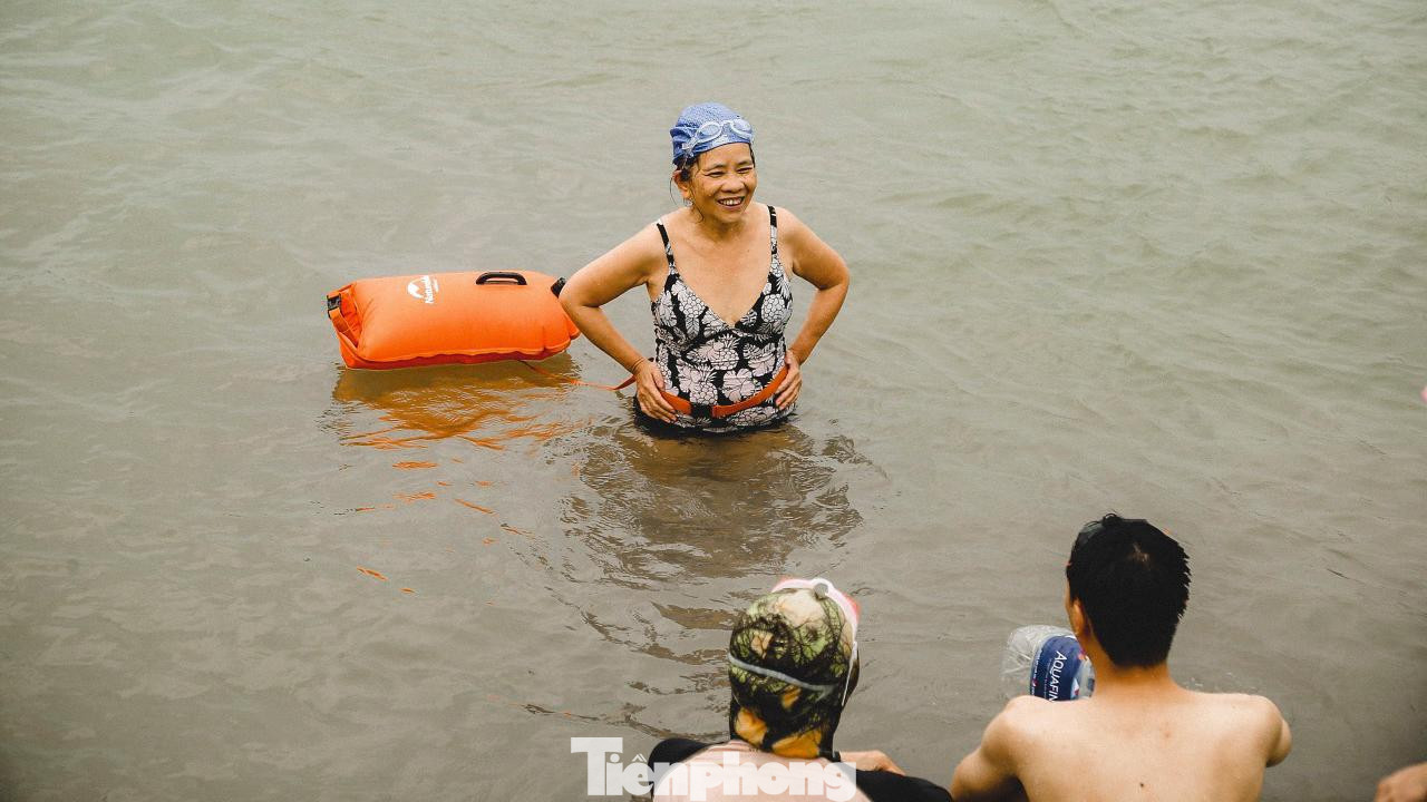 Bất chấp nguy cơ đuối nước, dịch bệnh, nhiều người dân vẫn vô tư bơi lội tại đây Bất chấp nguy cơ đuối nước, dịch bệnh, nhiều người dân vẫn vô tư bơi lội tại đây