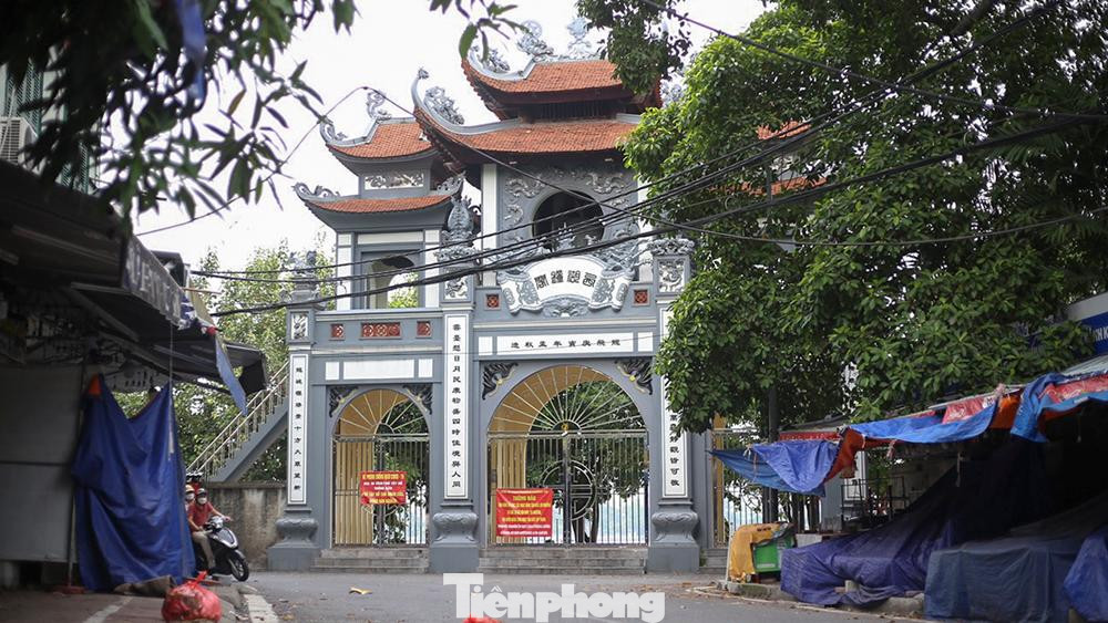 Khu vực Phủ Tây Hồ, đây vẫn được coi là nơi tập trung đi lễ đông đúc nhất vào các dịp mùng 1 hay rằm, nay "đóng cửa cài then" để chống dịch.