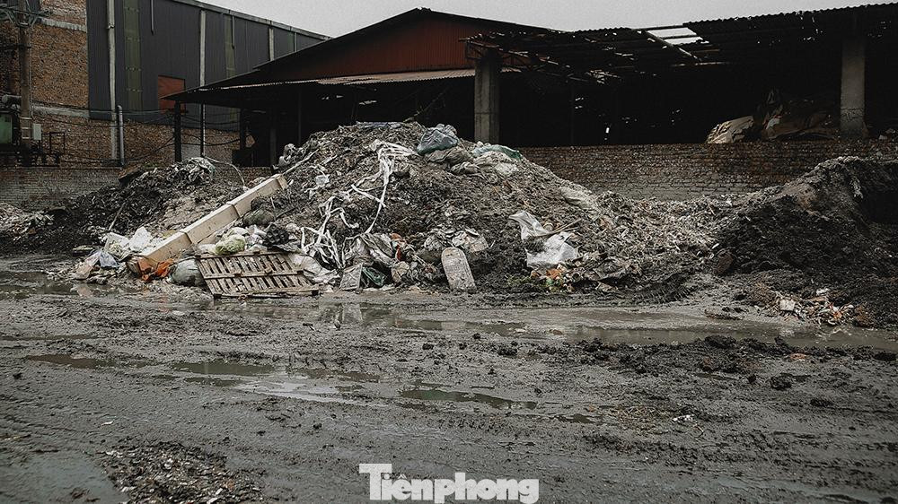 Nước thải chảy lênh láng trên đường và các đống rác, cặn giấy ở nhiều nơi. Người dân rất vất vả khi đi qua con đường này đặc biệt là những ngày mưa, nước bẩn có thể dâng đến tận đầu gối