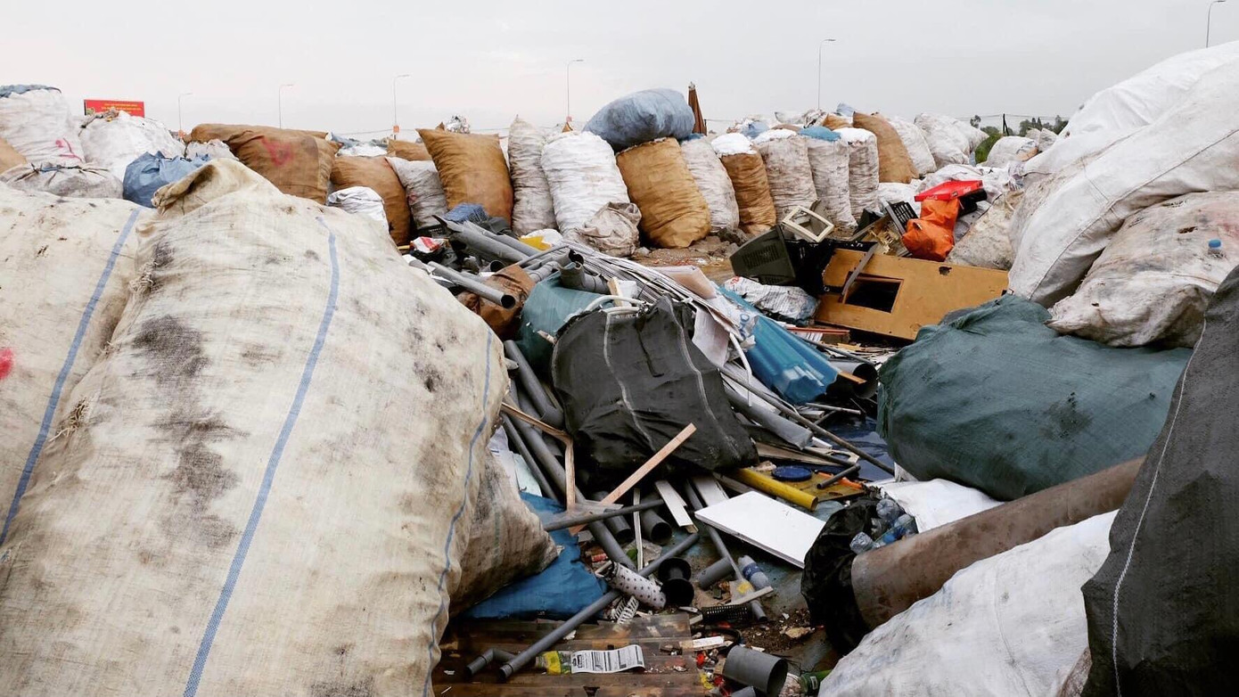 Rác phế liệu được tập kết với quy mô rất lớn.
