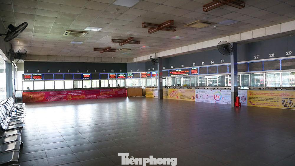Khu vực quầy bán vé của bến xe Nước Ngầm không còn cảnh đông đúc, chật chội để chen mua vé như những năm trước.