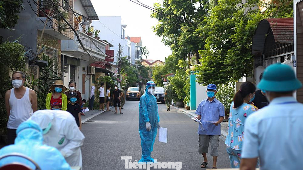 Việc lấy mẫu xét nghiệm được đảm bảo về an toàn, giãn cách và đeo khẩu trang theo đúng quy định.